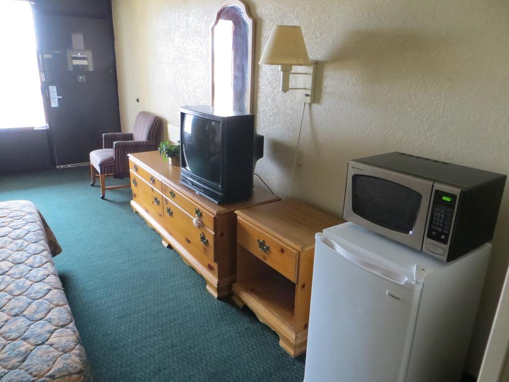 Budgetel Inn & Suites Мейкон Экстерьер фото